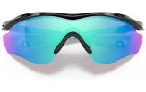Oakley M2 Frame XL eestvaade, kus mustal raamil on t&uuml;rkiissinine Prizm-l&auml;&auml;tse toon