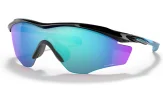 Oakley M2 Frame XL k&uuml;lgvaade, kus mustale raamile lisandub sinakaslilla Prizm-l&auml;&auml;tse peegeldus